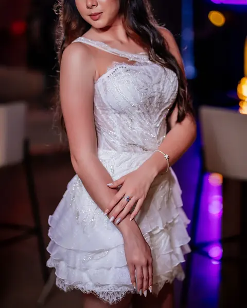 Quinceañera y su amiga en la pista de baile iluminada