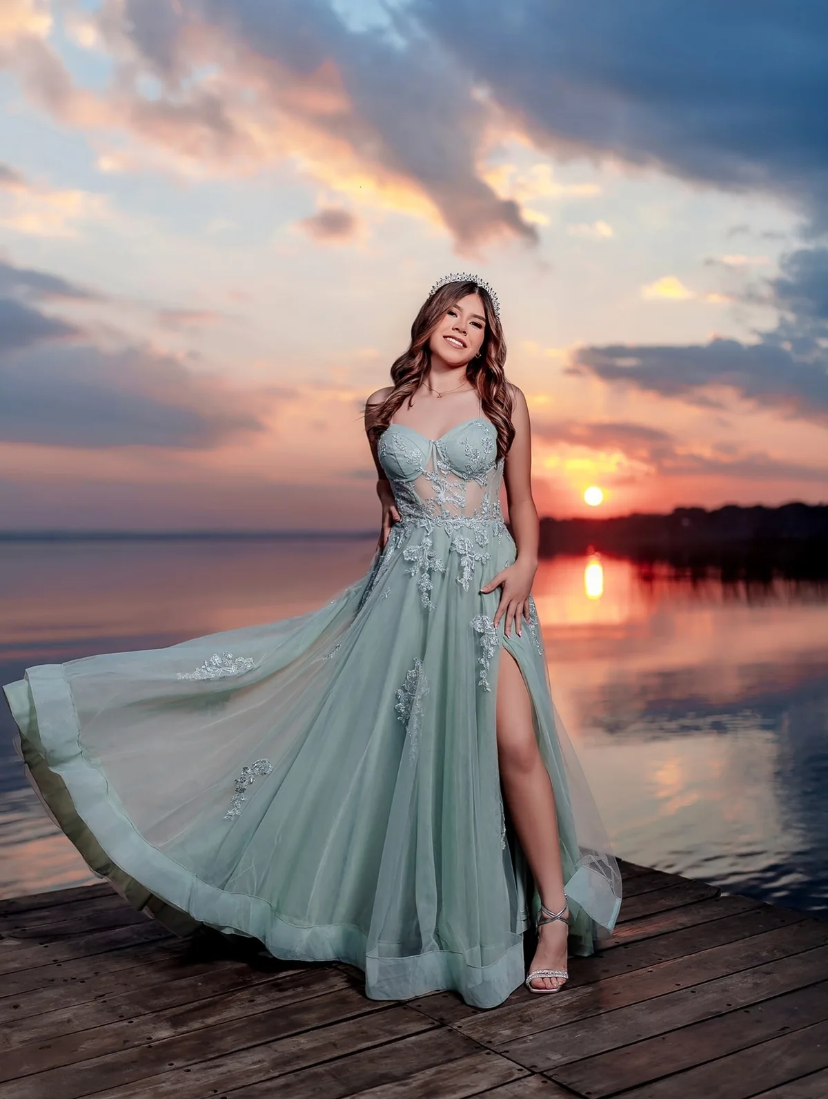 Quinceañera con vestido celeste en un muelle al atardecer