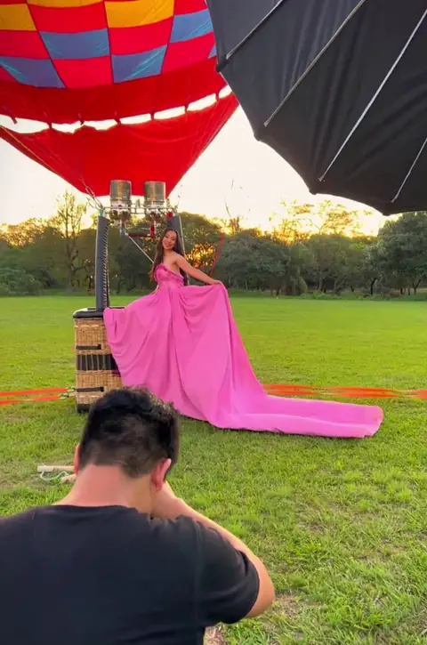 Papá y mamá besan a su hija quinceañera en la fiesta