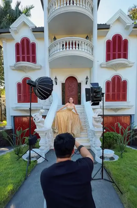 Quinceañera y su papá bajo fuegos artificiales